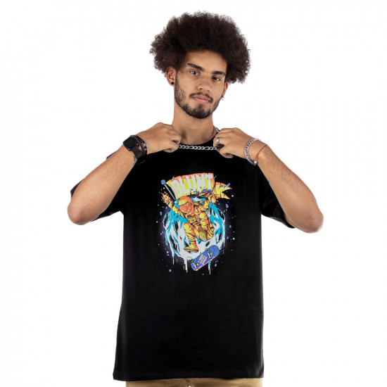 camiseta-blunt-estampada-astronaut-preto